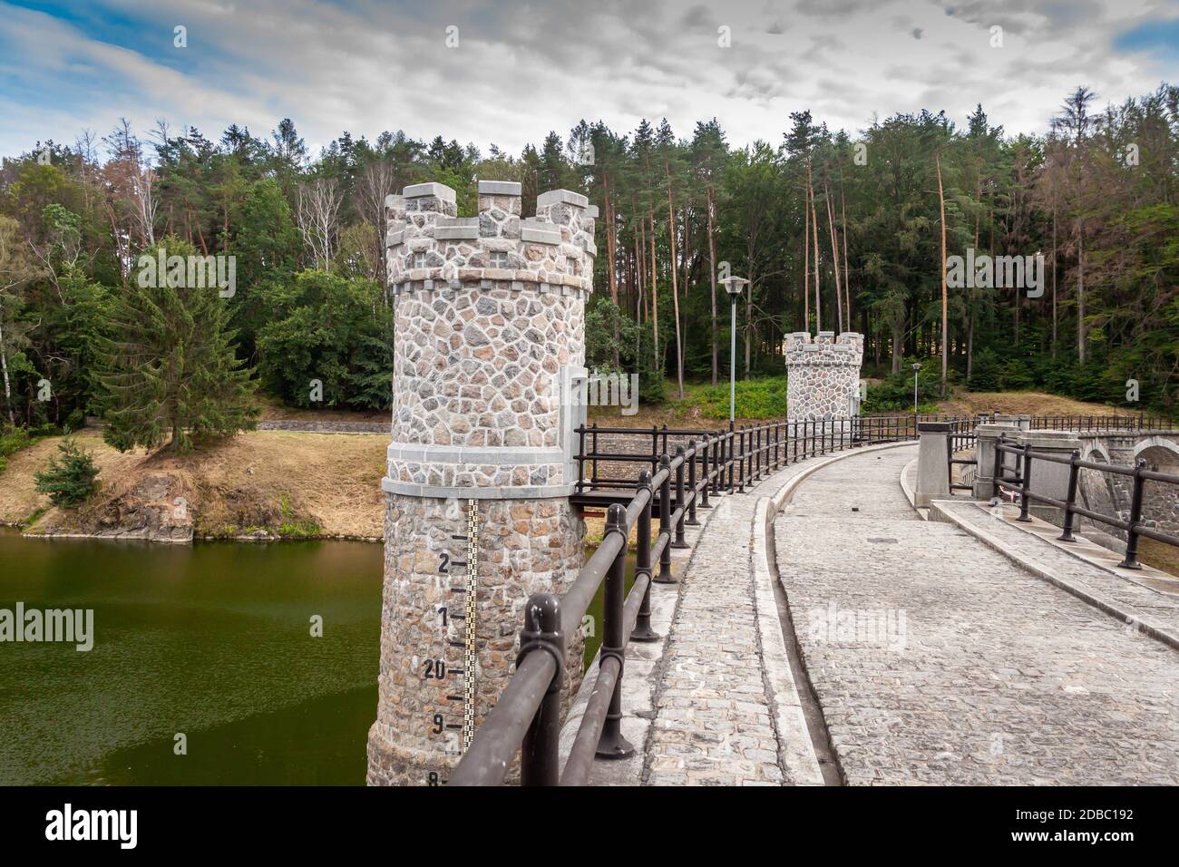 Alte Steinerne Damm Parizov in Tschechien, Fluss Doubrava Stockfoto