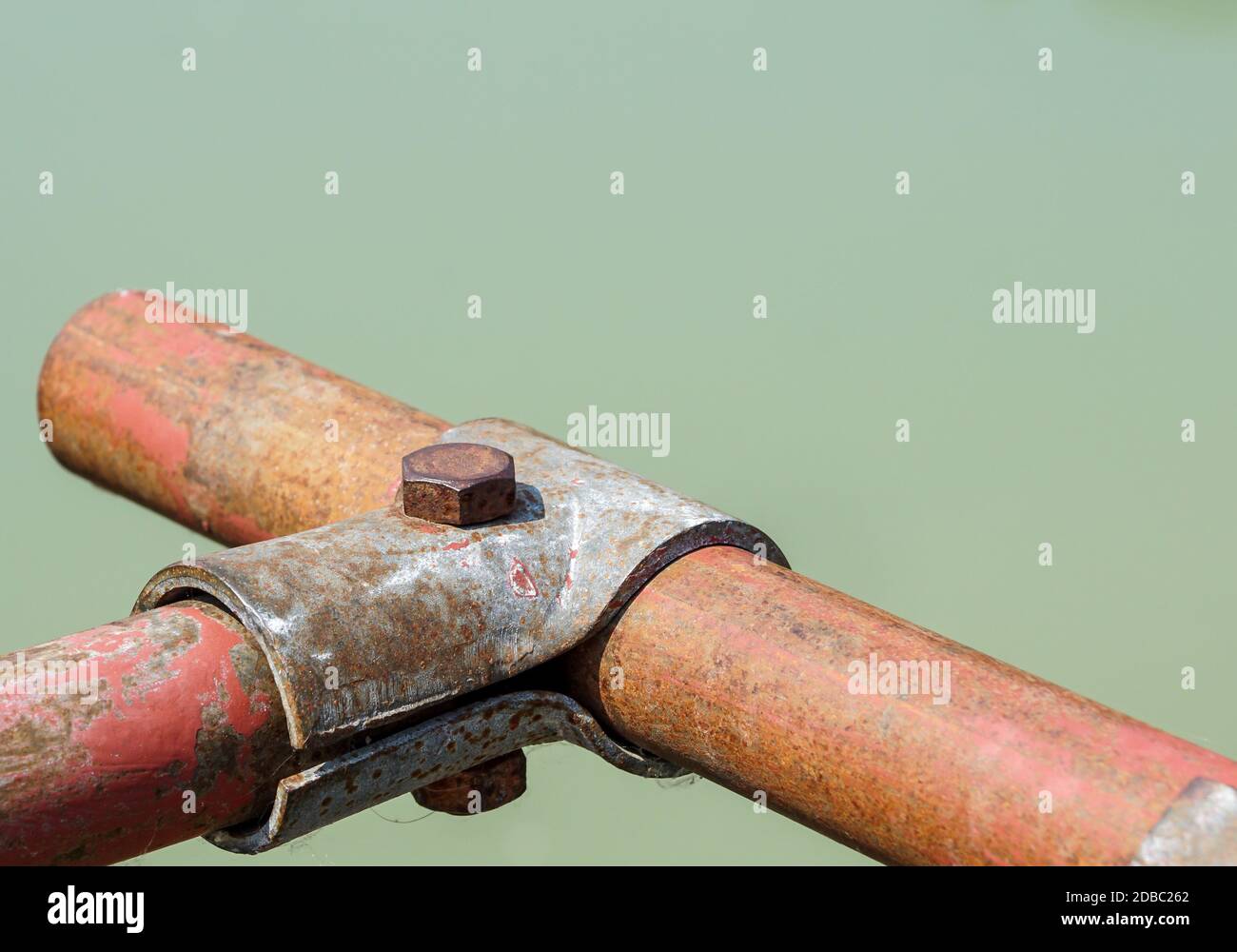 Rohrschelle und Teile des Gerüstes, ein wichtiger Teil der Gebäudefestigkeit zu Gerüstschellen, die in der Nähe der Baustelle verwendet werden, Plattformen für die Bühne Stockfoto