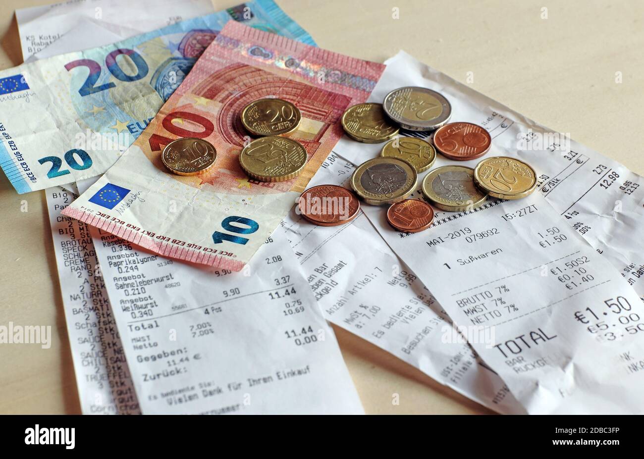 Geld und Rechnungen. Bargeldbescheinigung in Geschäften in Deutschland Stockfoto