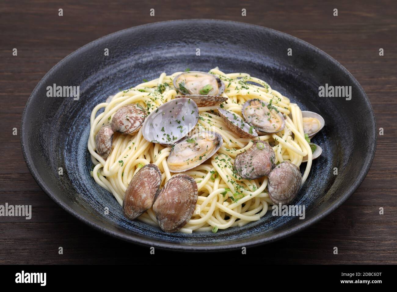 Spongole Spaghetti in einer Schüssel auf Holztisch Stockfoto