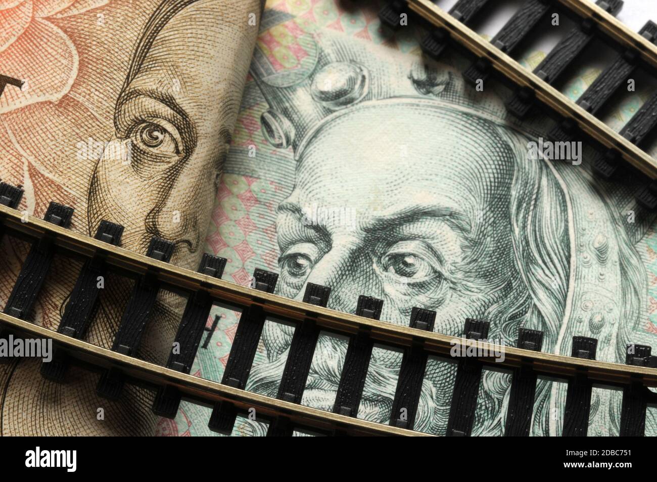 Nahaufnahme der Schienen auf tschechischer Währung Stockfoto