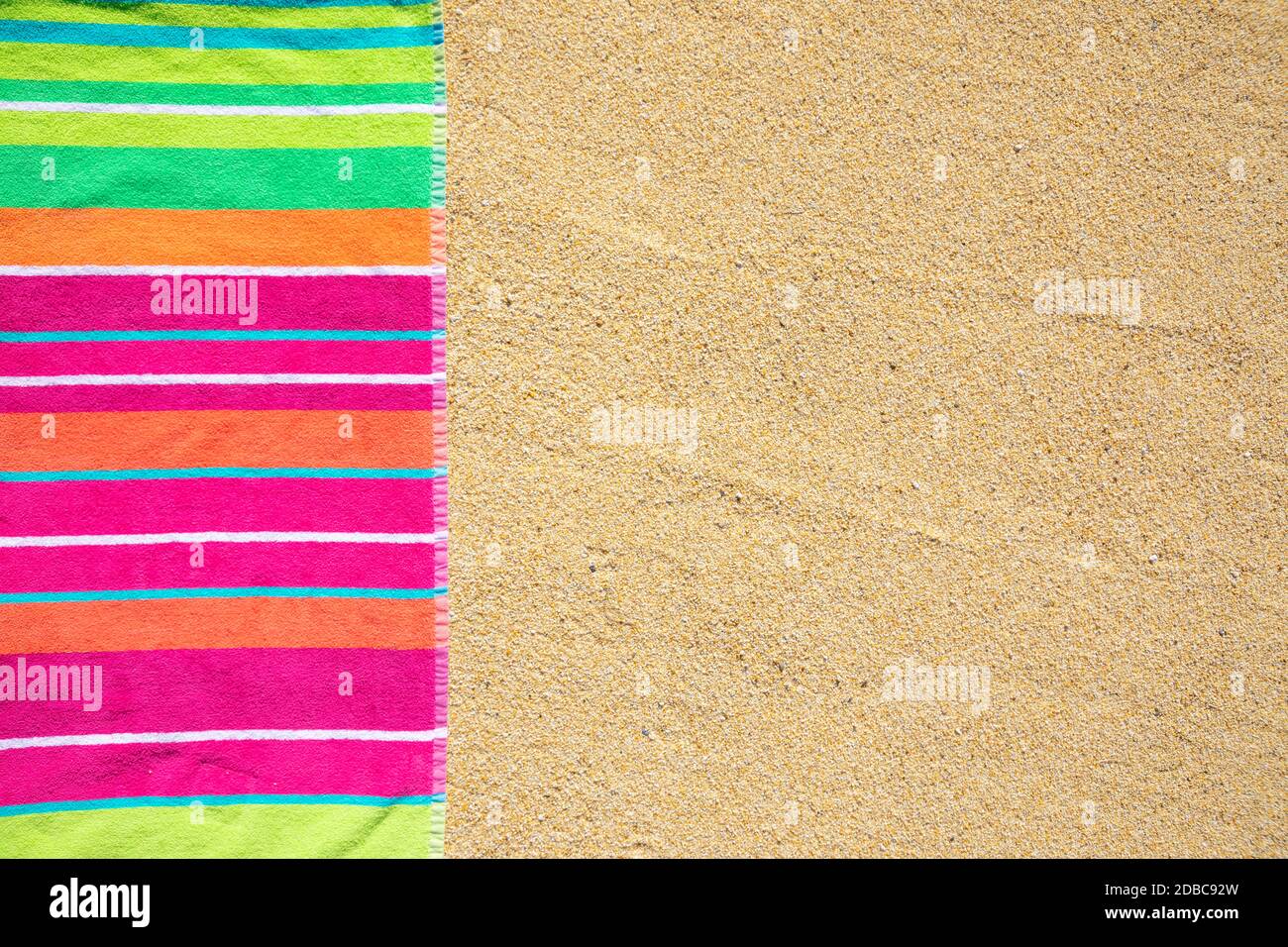 Strandtuch von oben fotografiert am Sandstrand mit Kopierplatz, heißer Sommertag, Urlaubsziel Stockfoto