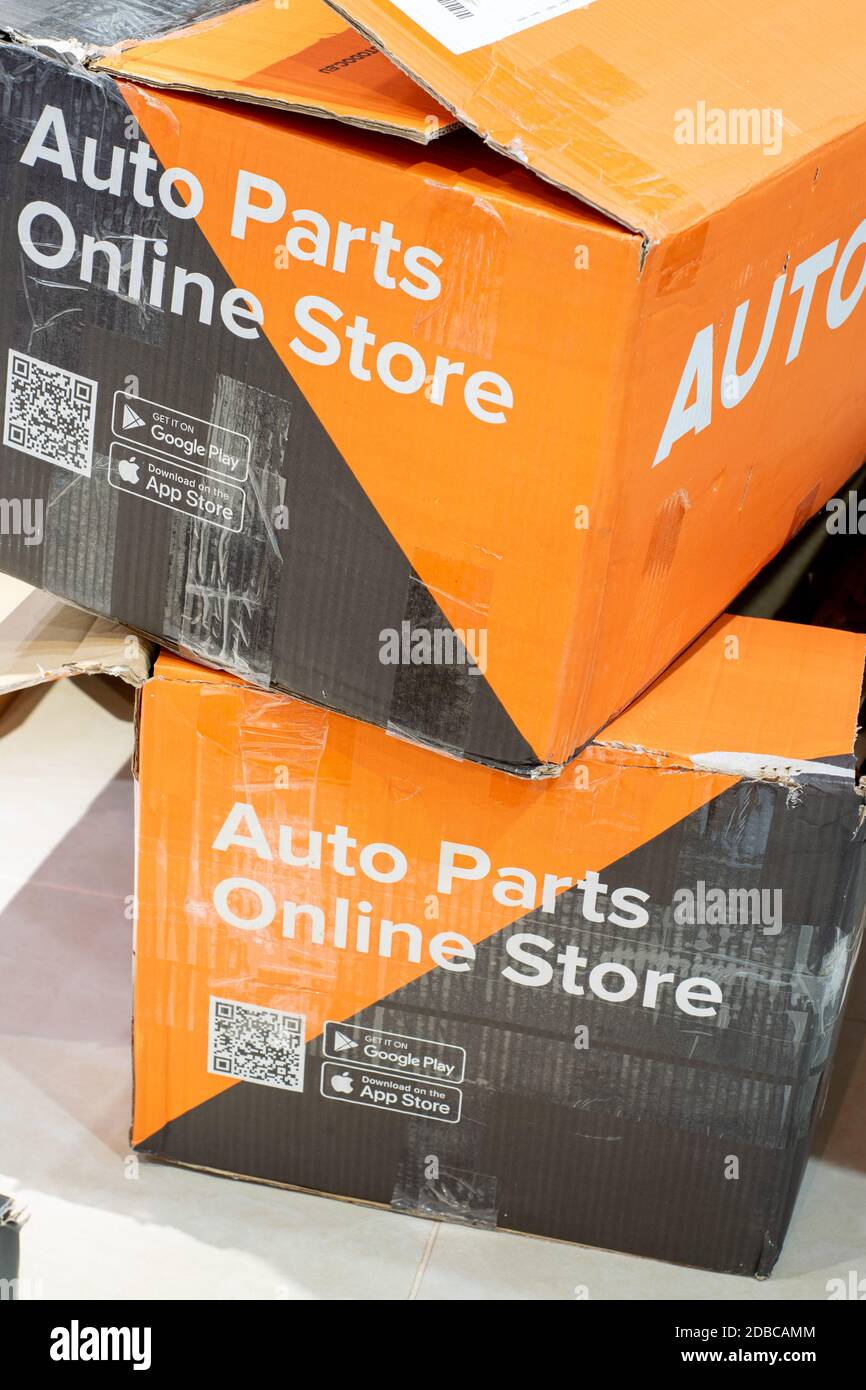 Online gekaufte Autoteile im Lieferumfang von autodoc enthalten. Online-Käufe von Fahrzeugteilen und -Komponenten. Stockfoto