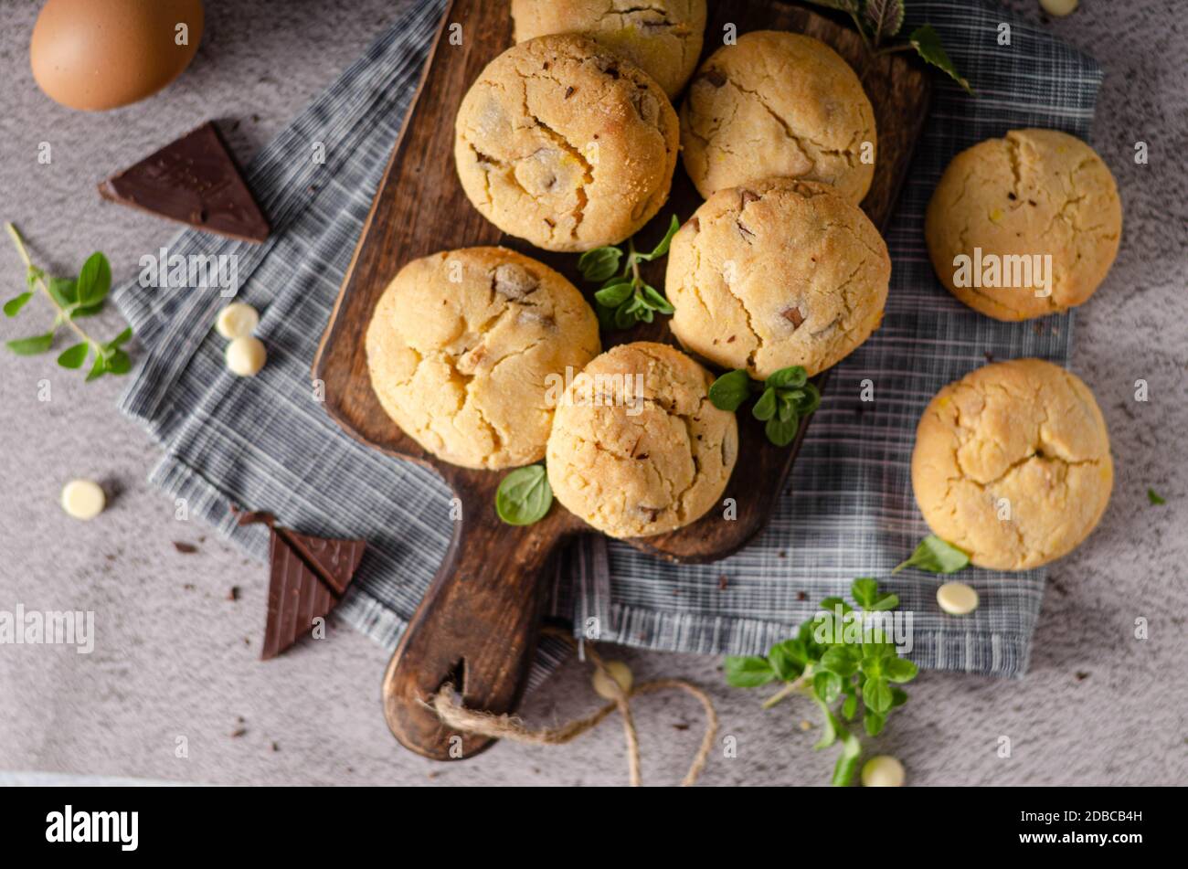 Tolle Kombination aus schwarzer und weißer Schokolade mit Minze Stockfoto