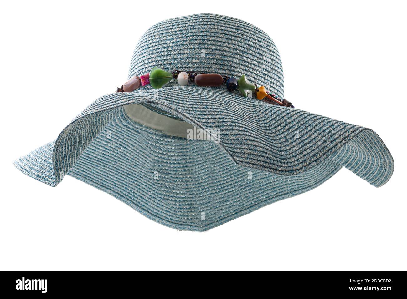 Sommerurlaub Schutzkleidung konzeptionelle Idee mit blauen Floppy Stroh Hut isoliert auf weißem Hintergrund mit Clipping Pfad Ausschnitt, zeigt das Interio Stockfoto