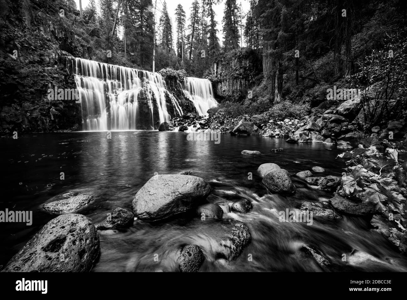 Monochrome Landschaftsfotografie, Middle McCloud Falls, Kalifornien Stockfoto
