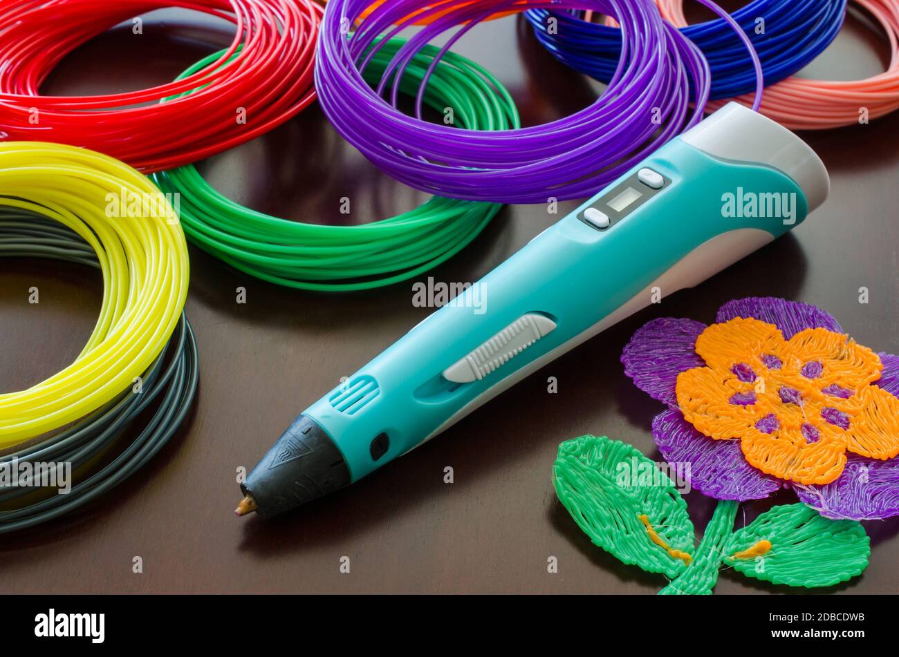 3d-Stift. Kit farbige ABS Kunststoff in Spulen für 3d-Stift und Drucker. 3d Figuren mit eigenen Händen. Handgefertigt. MINT-Ausbildung. Ideen für Kreativität. Neu Stockfoto