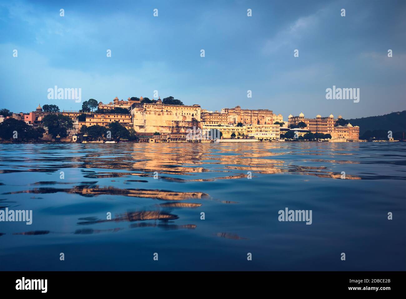 Blick auf berühmte romantische Luxus Rajasthan indischen touristischen Wahrzeichen - Udaipur City Palace bei Sonnenuntergang mit bewölktem Himmel - Oberfläche Ebene Ansicht. Udaipur, Rajast Stockfoto
