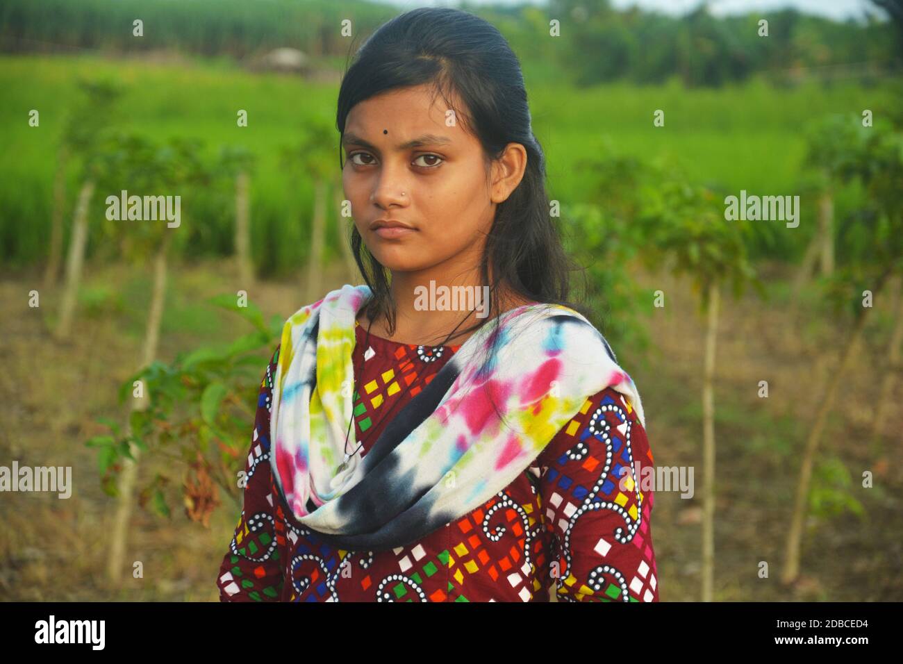 Nahaufnahme eines Teenagers in Bengali, das farbige Salwar Kameez mit langen dunklen Haaren trägt, selektive Fokussierung Stockfoto