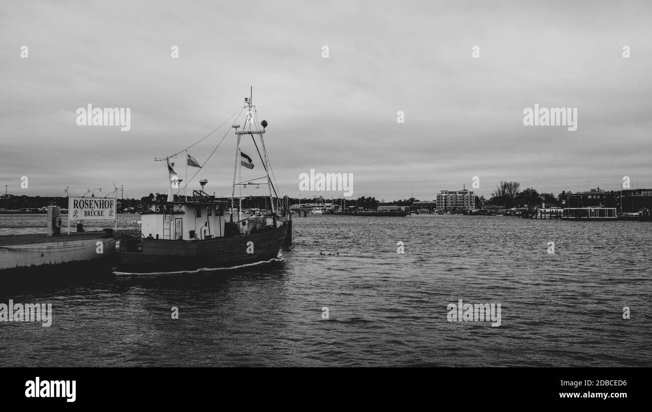 Auf einer Anlegestelle ist ein altes Fischerboot vertäut Stockfoto
