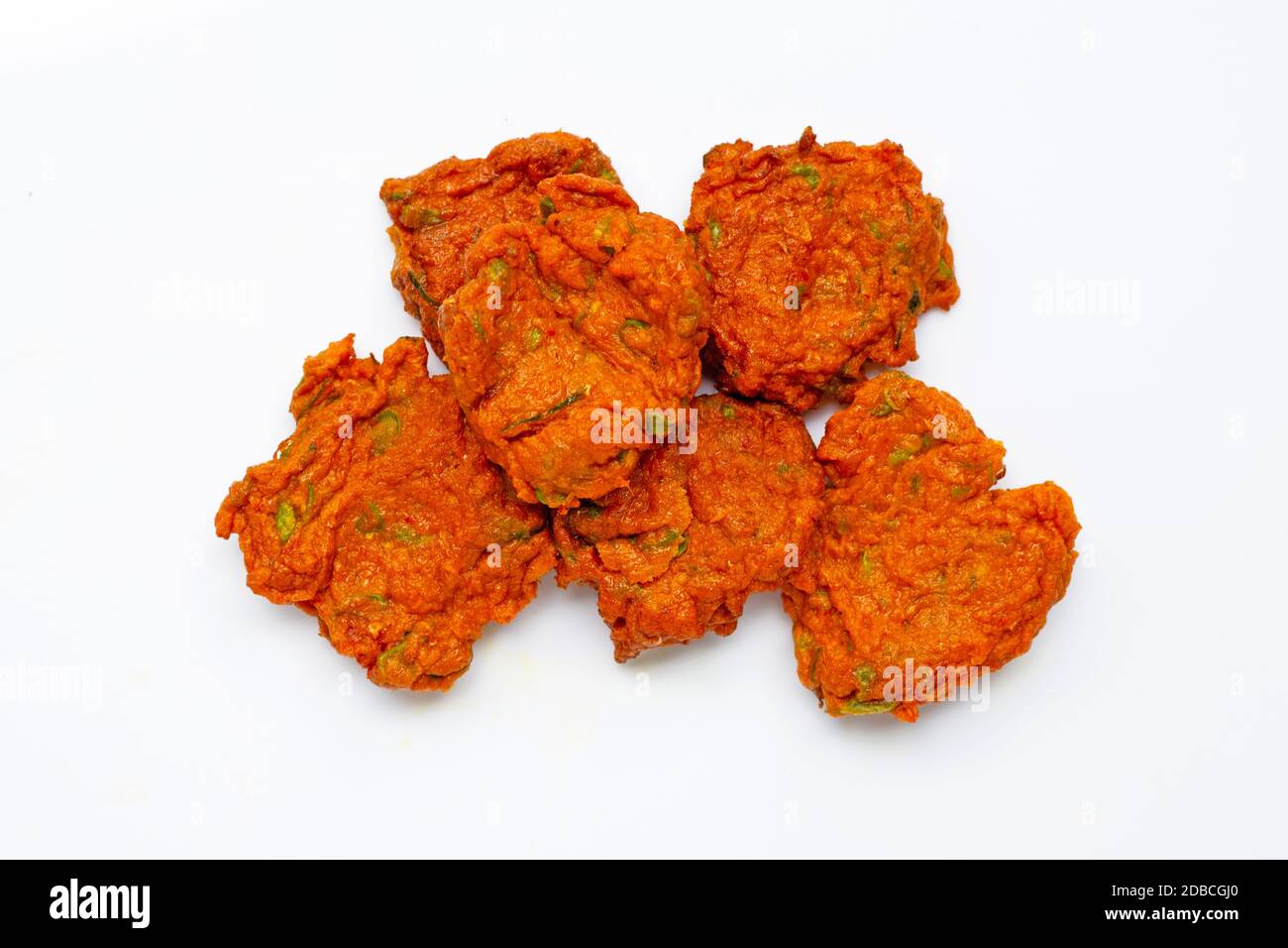 Thailändische Küche, gebratene Fischkuchen mit langen Bohnen auf weißem Hintergrund. Stockfoto