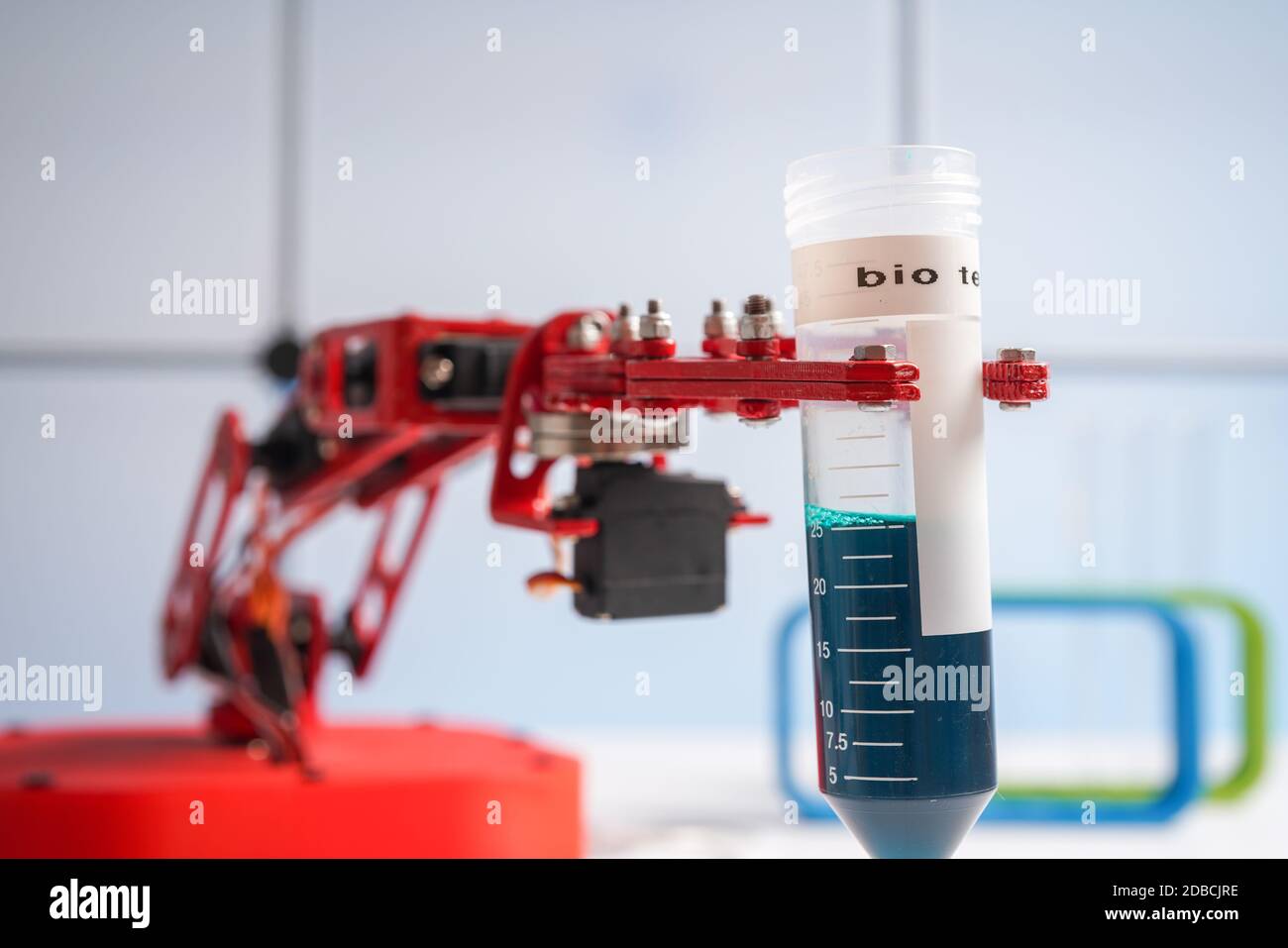 Roboterarm mit Reagenzglas mit biologischer Probe in der Wissenschaft Labor Stockfoto