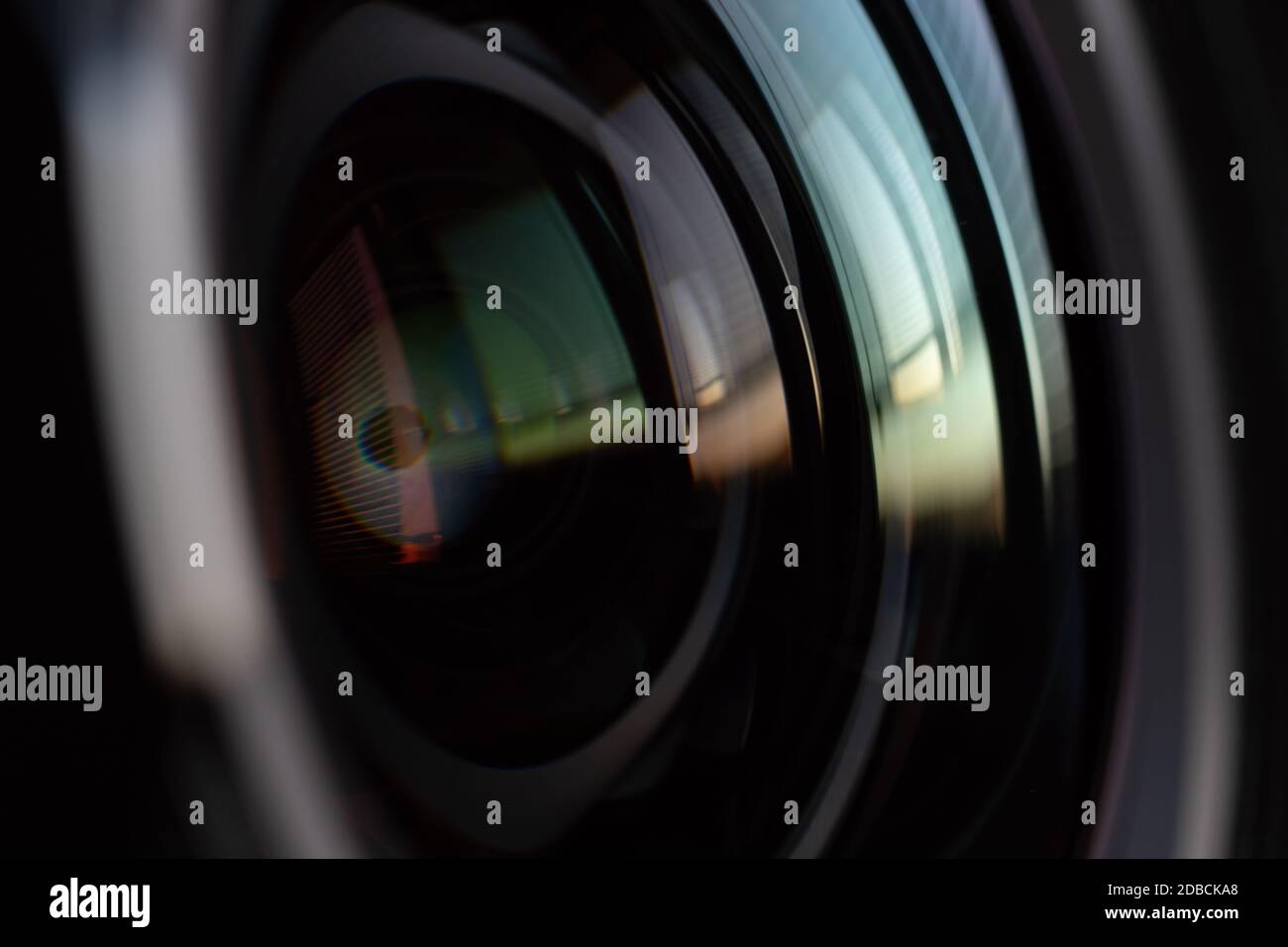 Nahaufnahme-Kameraobjektiv mit Farbreflexionen Stockfoto