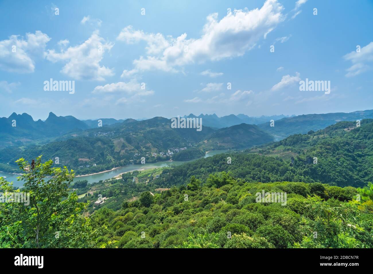 Eine schöne Aussicht auf die von Bäumen bedeckten Hügel und einen Fluss an einem sonnigen Tag von der Spitze des Xianggong Hill gefangen, Karst Berglandschaft, Yangshuo, Gu Stockfoto