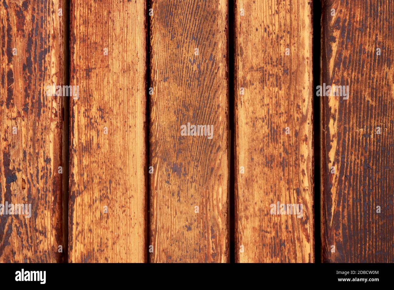 Nassen Holzplanken Textur. Holz- Strand weg. Holzbrett Hintergrund. Vertikale Richtung. Stockfoto