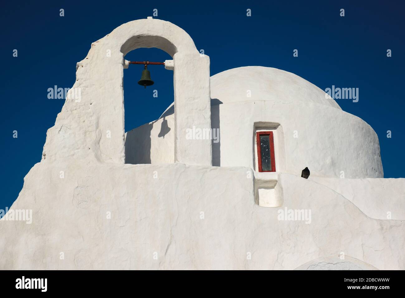 Berühmtes touristisches Wahrzeichen Griechenlands - griechisch-orthodoxe Kirche Panagia Paraportiani in der Stadt Chora auf Mykonos Insel, Griechenland bei Sonnenaufgang Stockfoto