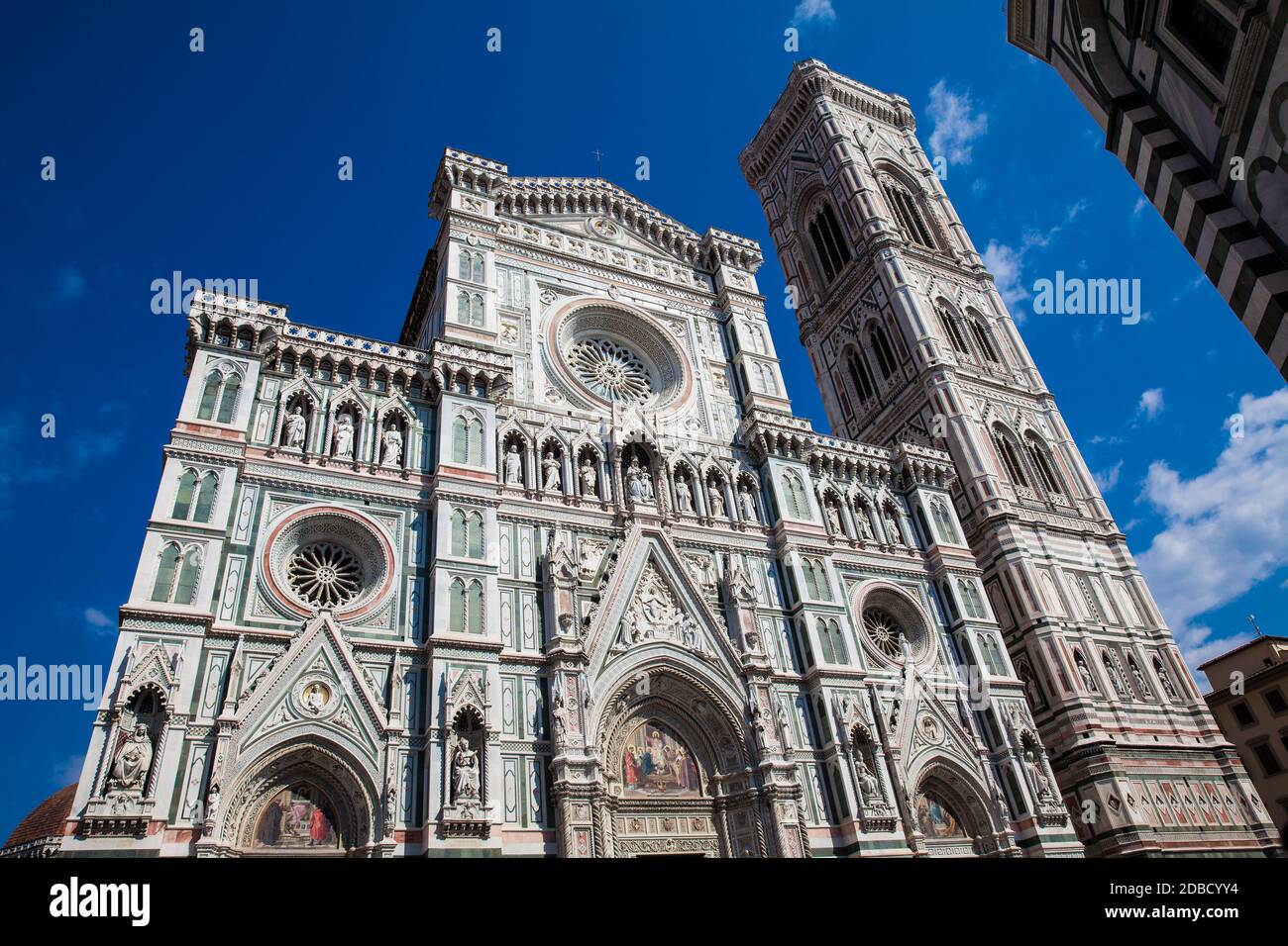 Das Giotto Campanile und der Kathedrale von Florenz geweiht 1436 gegen einen schönen blauen Himmel Stockfoto