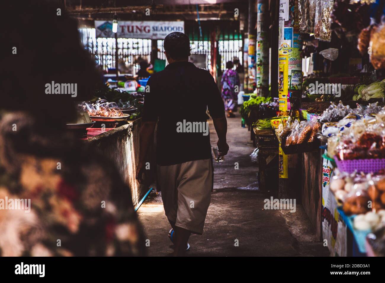 Koh Samui, Surat Thani, THAILAND - 07. AUGUST 2019: Straße im alten muslimischen Dorf auf Koh Samui, Thailand. Stockfoto