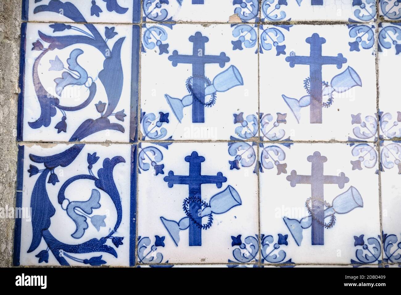 Fliesen mit geometrischen und religiösen Motiven. Dekoration mit den typischen portugiesischen Fliesen (weiß und blau) in einer Kirche in Portugal Stockfoto