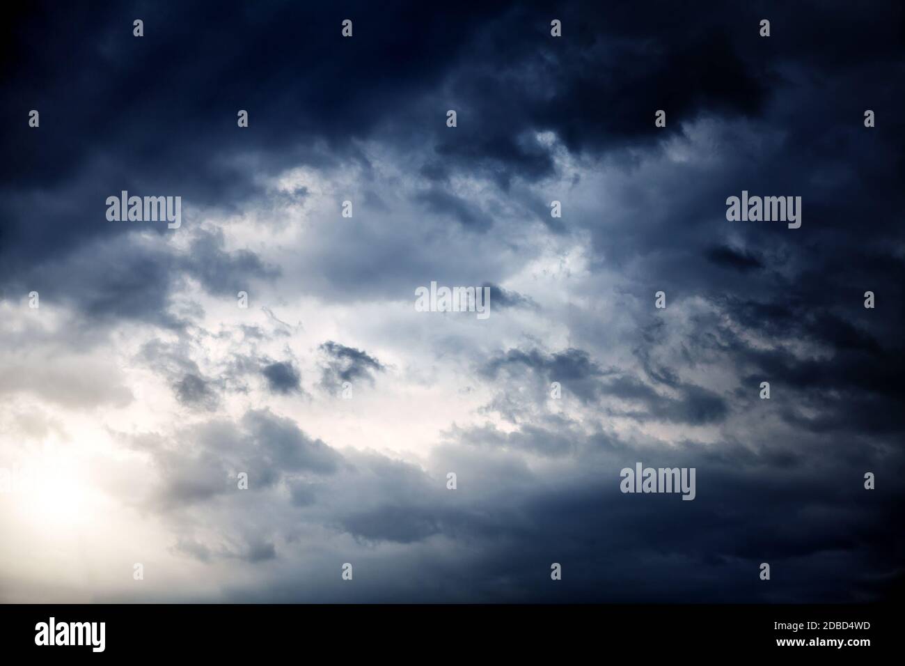Licht in der Dunkelheit und dramatische Gewitterwolken Stockfoto
