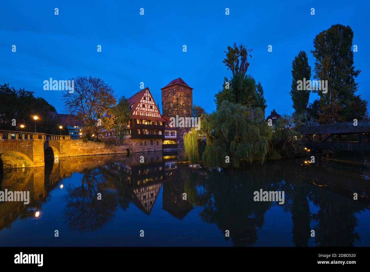 Nürnberger Stadthäuser am Ufer der Pegnitz von der Maxbrücke (Max Brücke). Nürnberg, Franken, Bayern, Deutschland Stockfoto