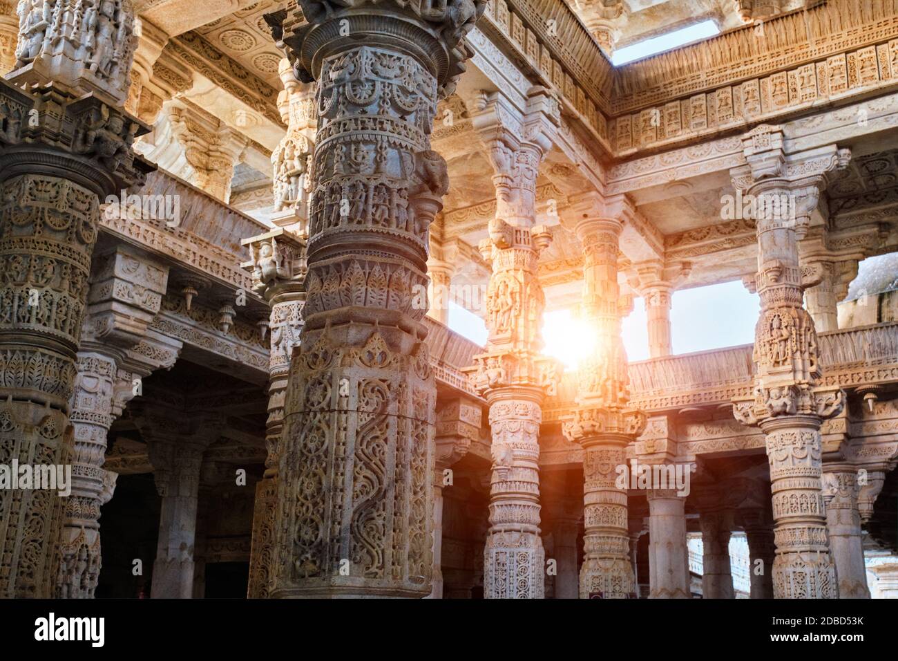 Säulen Säulen Säulen der schönen Ranakpur Jain Tempel oder Chaturmukha Dharana Vihara. Marmor alten mittelalterlichen geschnitzten Skulptur Schnitzereien des heiligen Ort Stockfoto