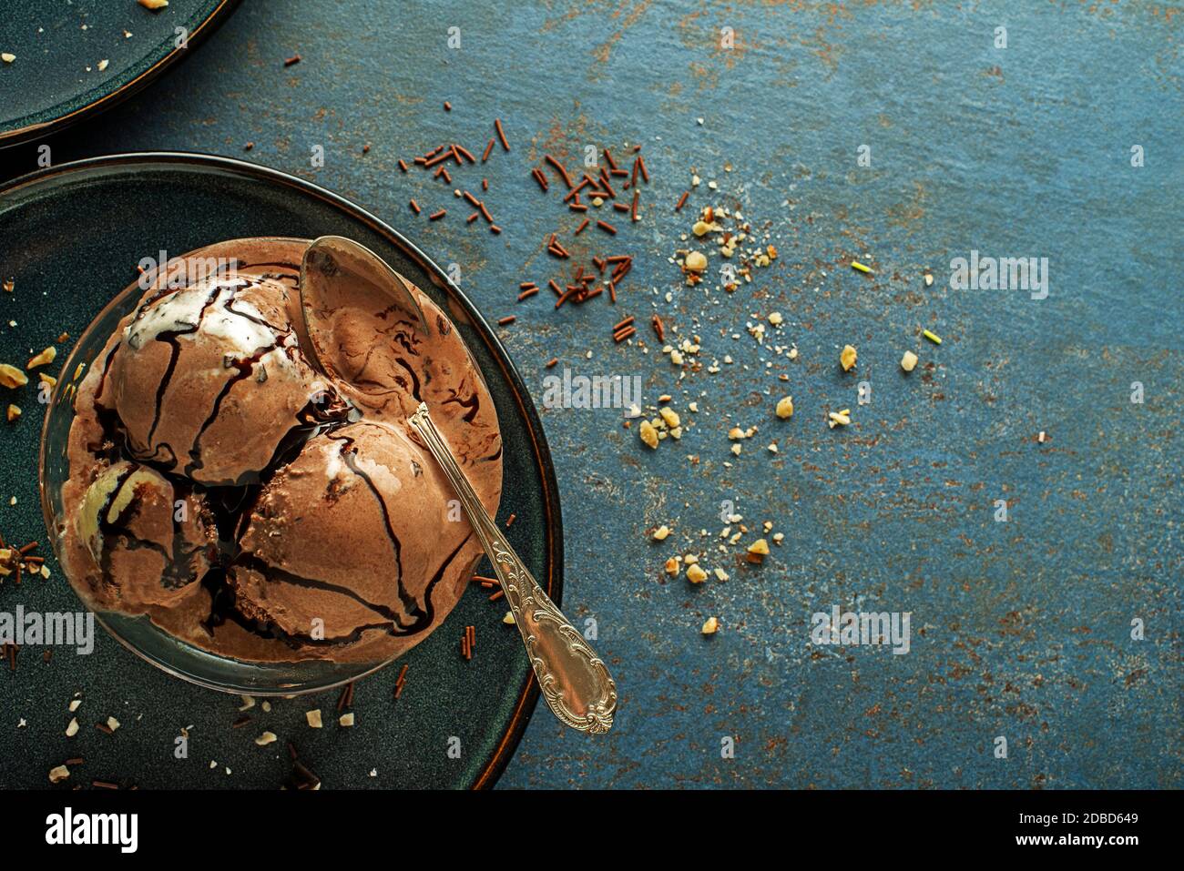Set Eisschaufeln mit Schokoladengeschmack. Schokoladensirup auf Eis Stockfoto