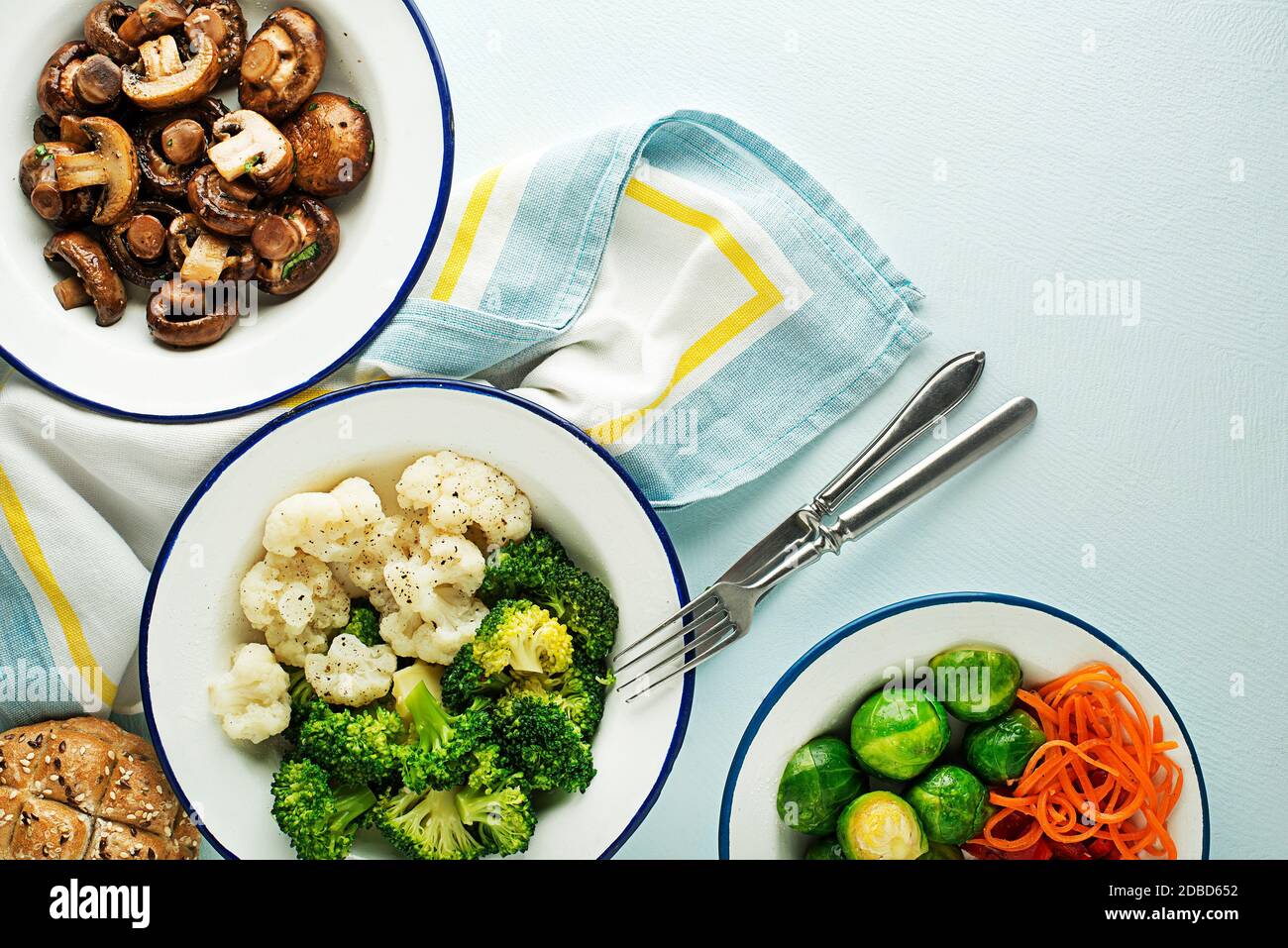 Gesundes Essen mit gekochtem und geröstetem Gemüse. Gesunde Gemüsegerichte Mahlzeit. Stockfoto