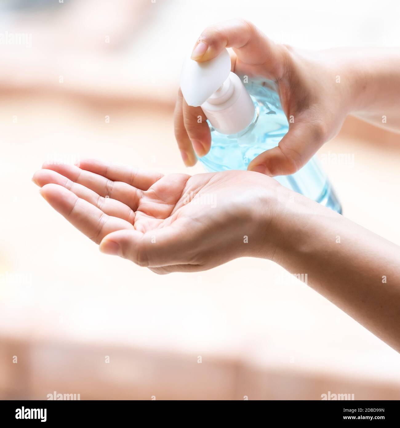 Nahreinigung Hand mit Alocohol Gel Hand Desinfektionsmittel wasserlos in der Pumpe Flasche, Desinfektion für die Sicherheit zu verhindern und vor Infektionen des Virus zu schützen Stockfoto