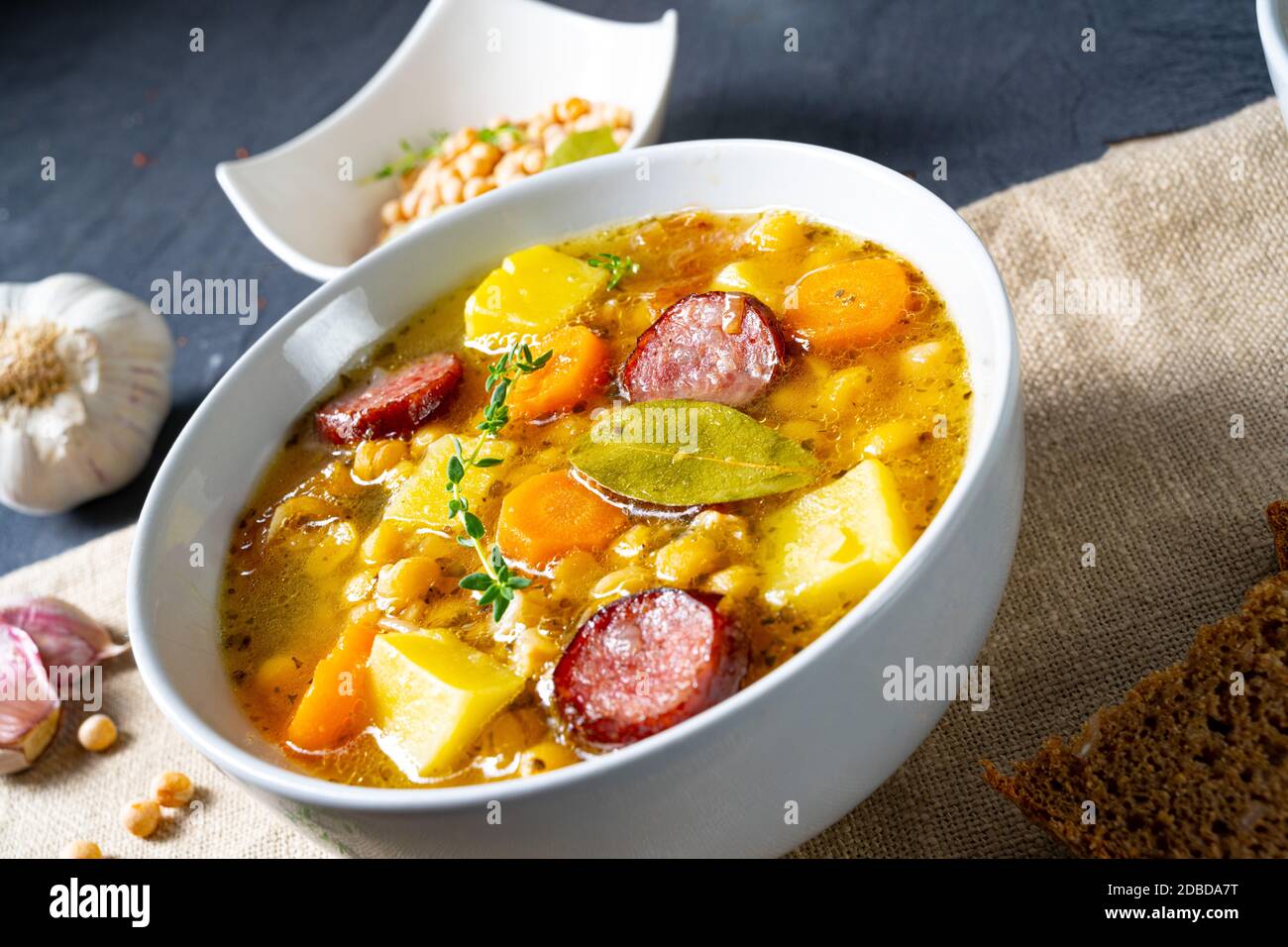 Herzhafte Erbsensuppe nach Omas rezept Stockfotografie - Alamy