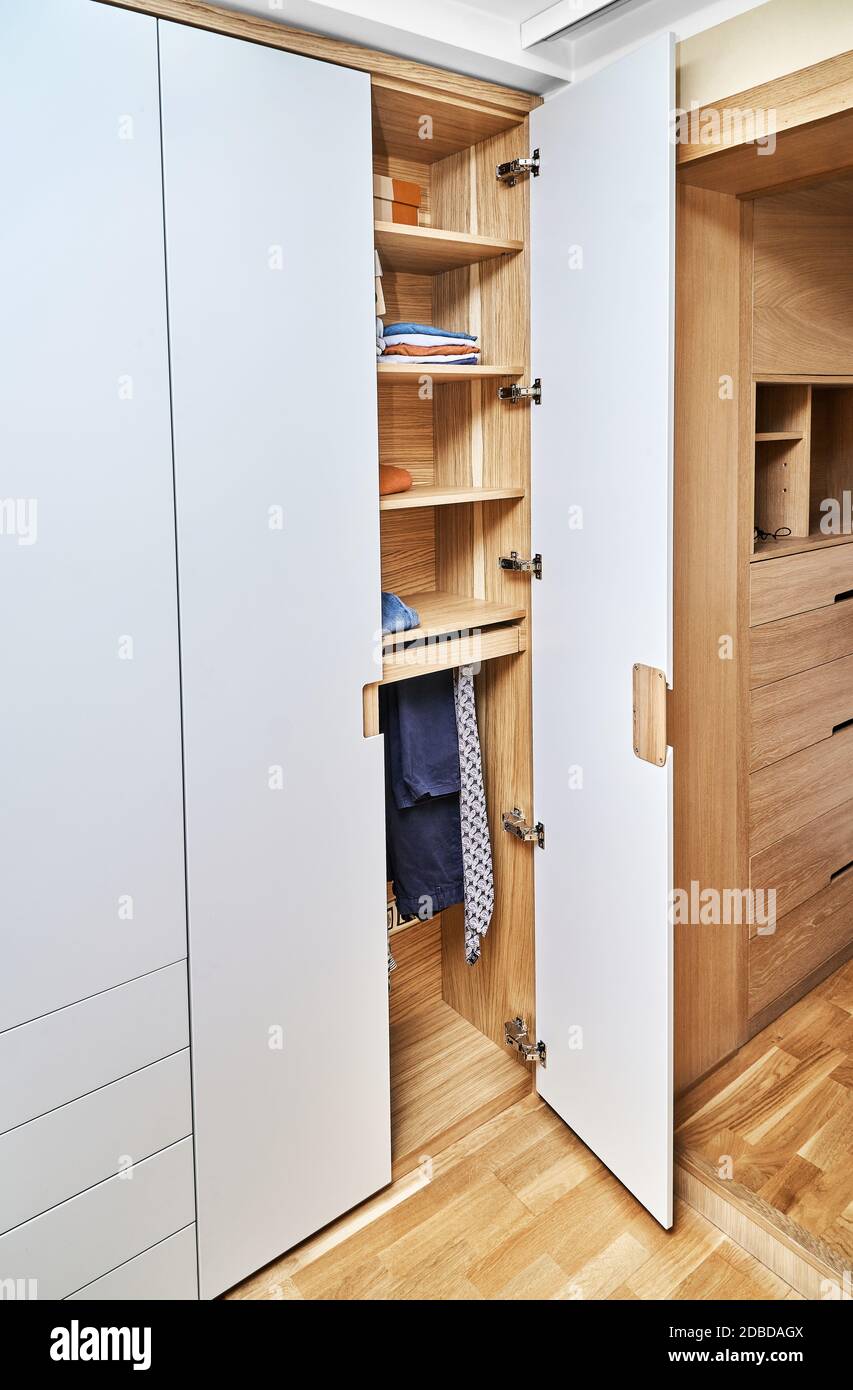 Detail der Garderobe Nahaufnahme. Offener Holzschrank mit flachen Finger ziehen Schranktüren. Eiche furnierte Sperrholzschränke mit hellgrau lackiert ca. Stockfoto