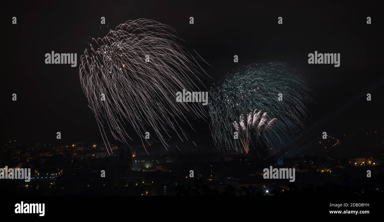 Feuerwerk in Santiago de Compostela, Spanien, am 25. Juli, dem Tag des heiligen Apostels Jakobus, schutzpatron Galiciens Stockfoto