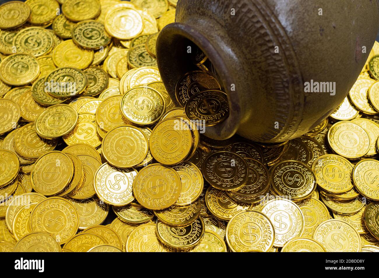 Goldmünze im Schatz alter Tontopf auf einem Stapel Von Goldmünzen Stockfoto
