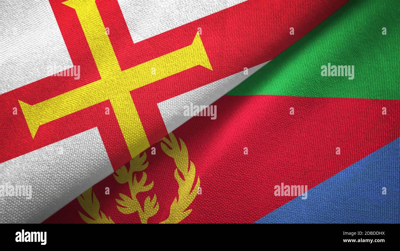 Guernsey und Eritrea zwei Flaggen Textiltuch, Stoff Textur Stockfoto