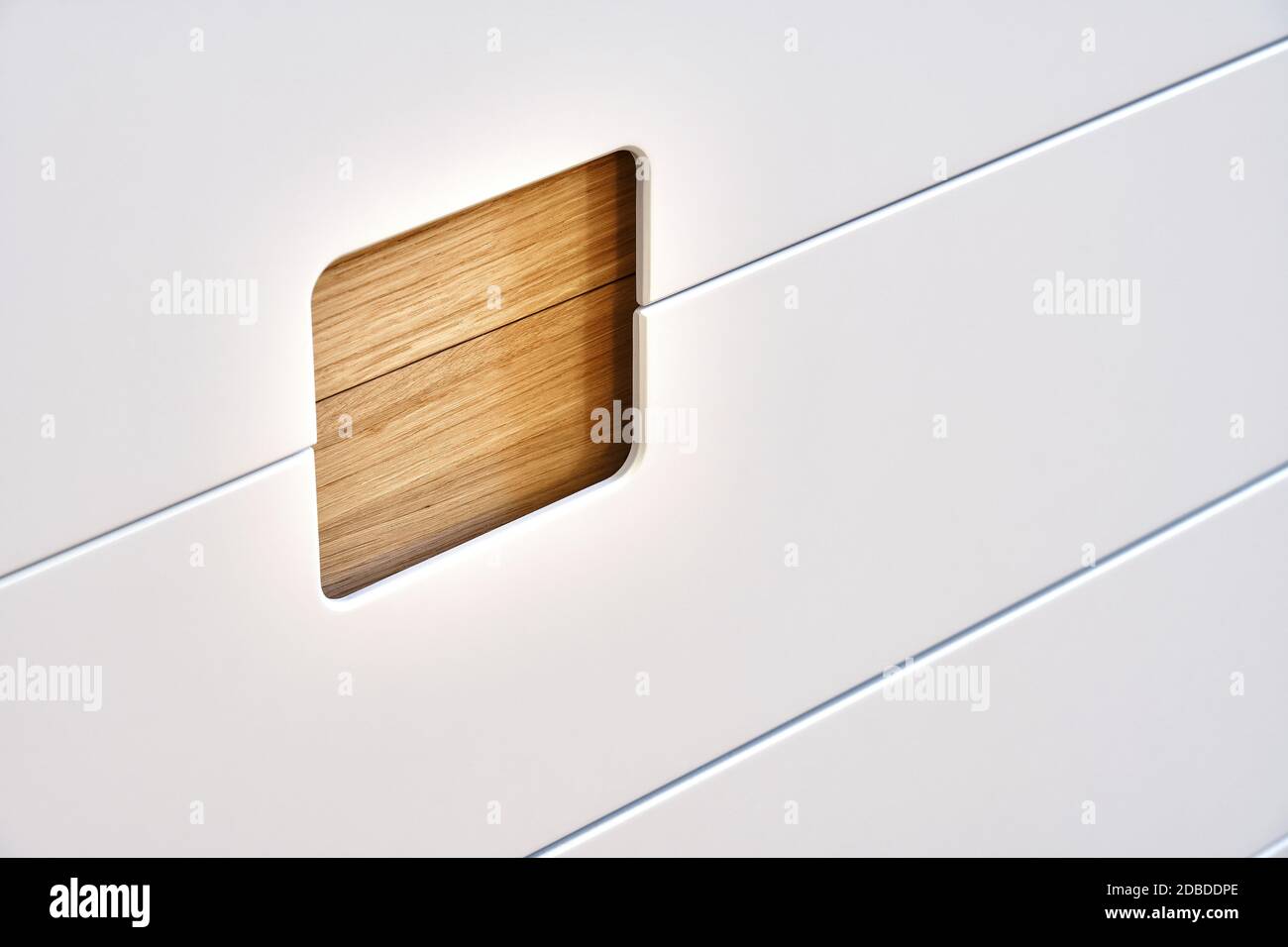 Detail der Garderobe Nahaufnahme. Moderne Holzgarderobe mit flachen Finger ziehen Schranktüren. Eiche furnierte Sperrholzschränke mit hellgrau lackiert ca. Stockfoto