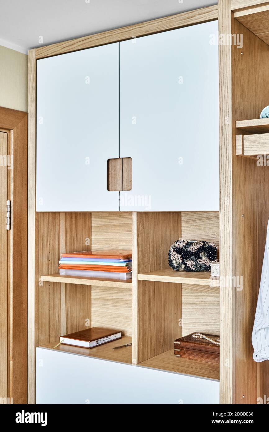 Detail der Garderobe Nahaufnahme. Moderne Holzgarderobe mit flachen Finger ziehen Schranktüren. Eiche furnierte Sperrholzschränke mit hellgrau lackiert ca. Stockfoto