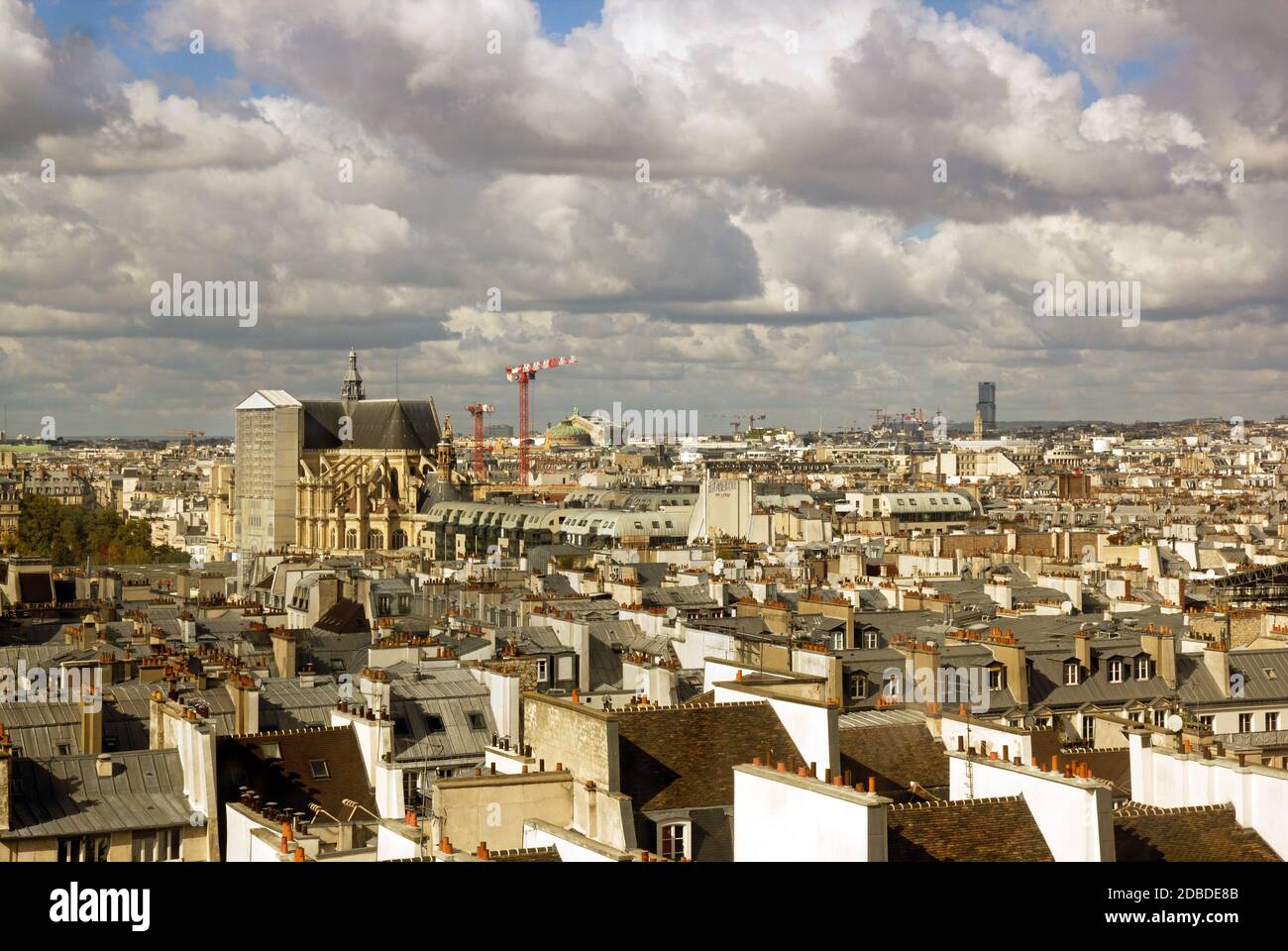 Die Dächer von Paris unter einem stürmischen Himmel. In der Ferne die SacrÃ© Coeur (Paris Frankreich) Stockfoto