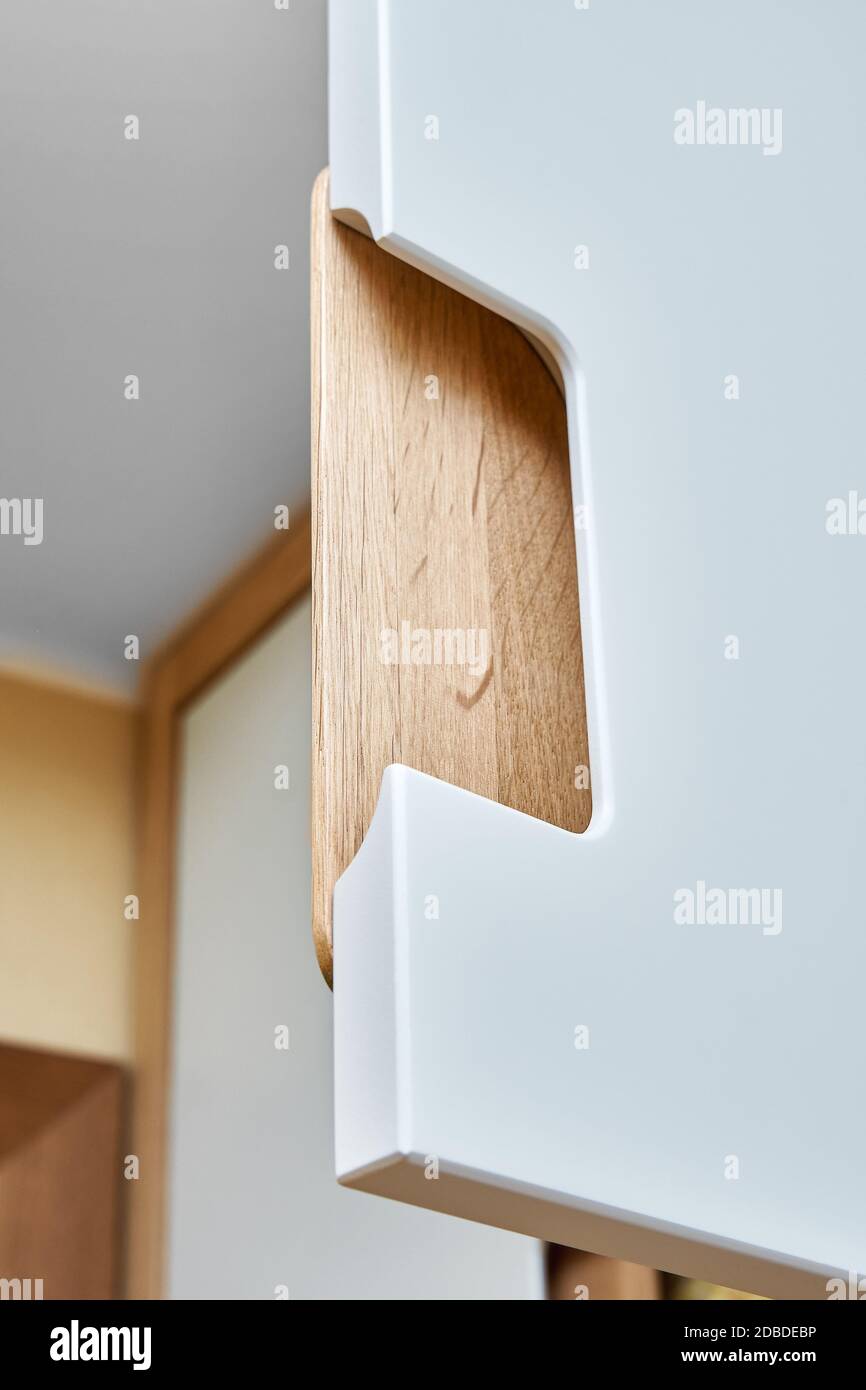 Detail der Garderobe Nahaufnahme. Moderne Holzgarderobe mit flachen Finger ziehen Schranktüren. Eiche furnierte Sperrholzschränke mit hellgrau lackiert ca. Stockfoto