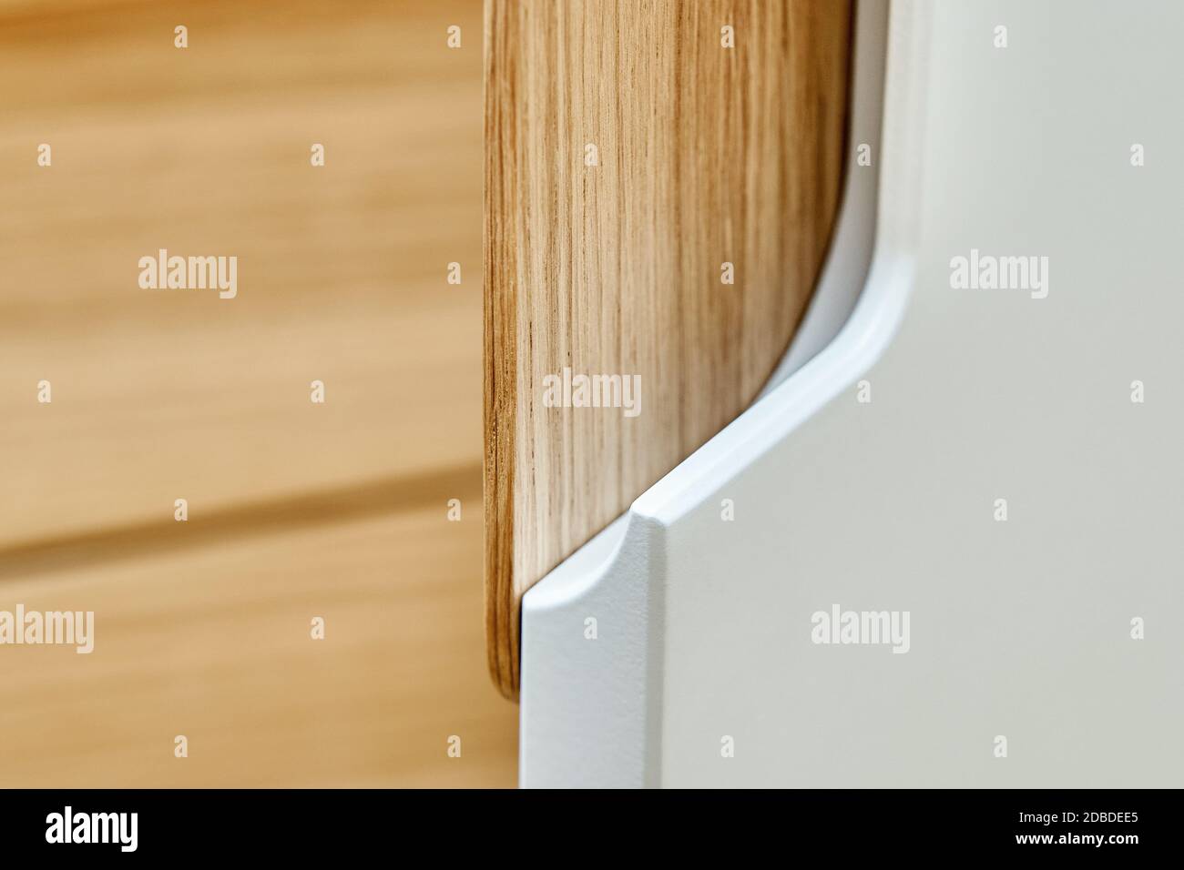 Detail der Garderobe Nahaufnahme. Moderne Holzgarderobe mit flachen Finger ziehen Schranktüren. Eiche furnierte Sperrholzschränke mit hellgrau lackiert ca. Stockfoto