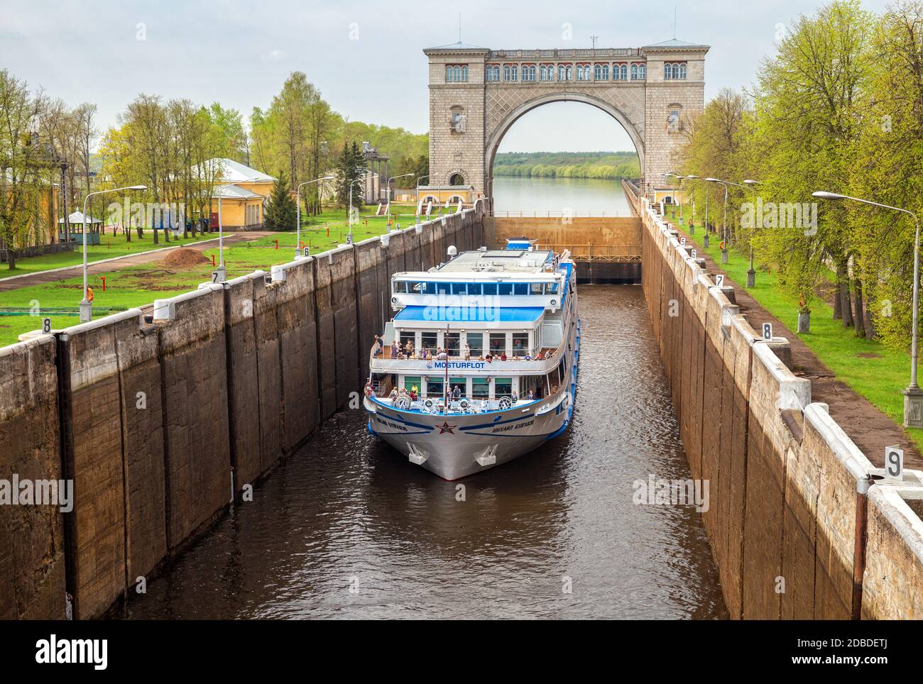 UGLICH, RUSSLAND - 10. MAI 2019: Uglich sluice. Personenmotorschiff Michail Bulgakow passiert die Schleuse des Wasserkraftwerks Uglich auf der V Stockfoto