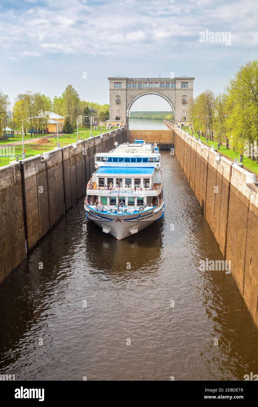 UGLICH, RUSSLAND - 10. MAI 2019: Uglich sluice. Das Passagiermotorschiff Michail Bulgakow passiert die Schleuse in Uglitsch an der Wolga Stockfoto