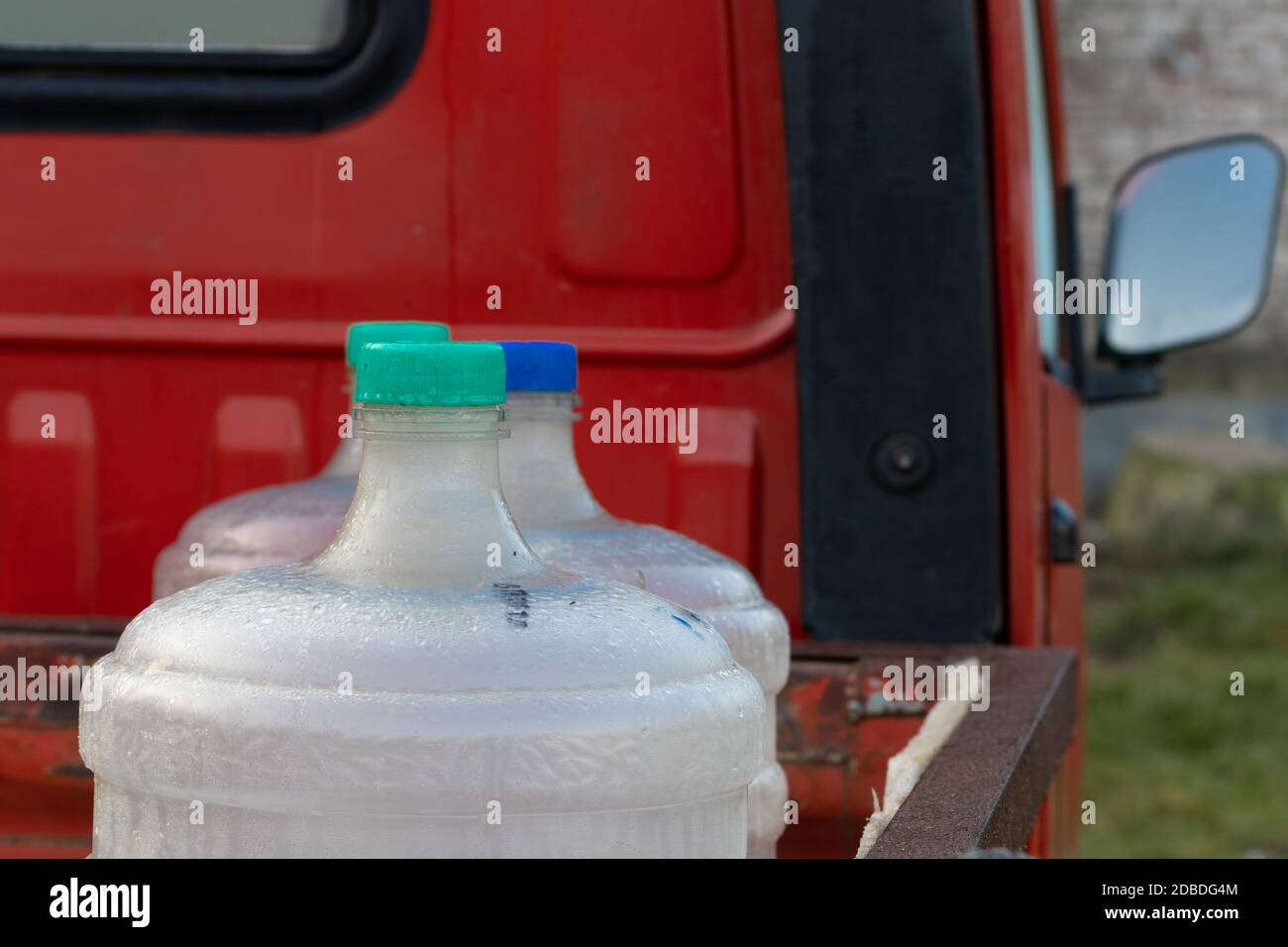 Große Trinkwassergläser werden an verschiedenen Orten geliefert. Stockfoto
