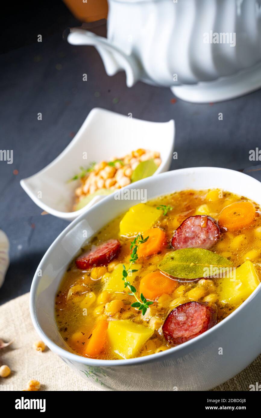 Herzhafte Erbsensuppe nach Omas rezept Stockfotografie - Alamy