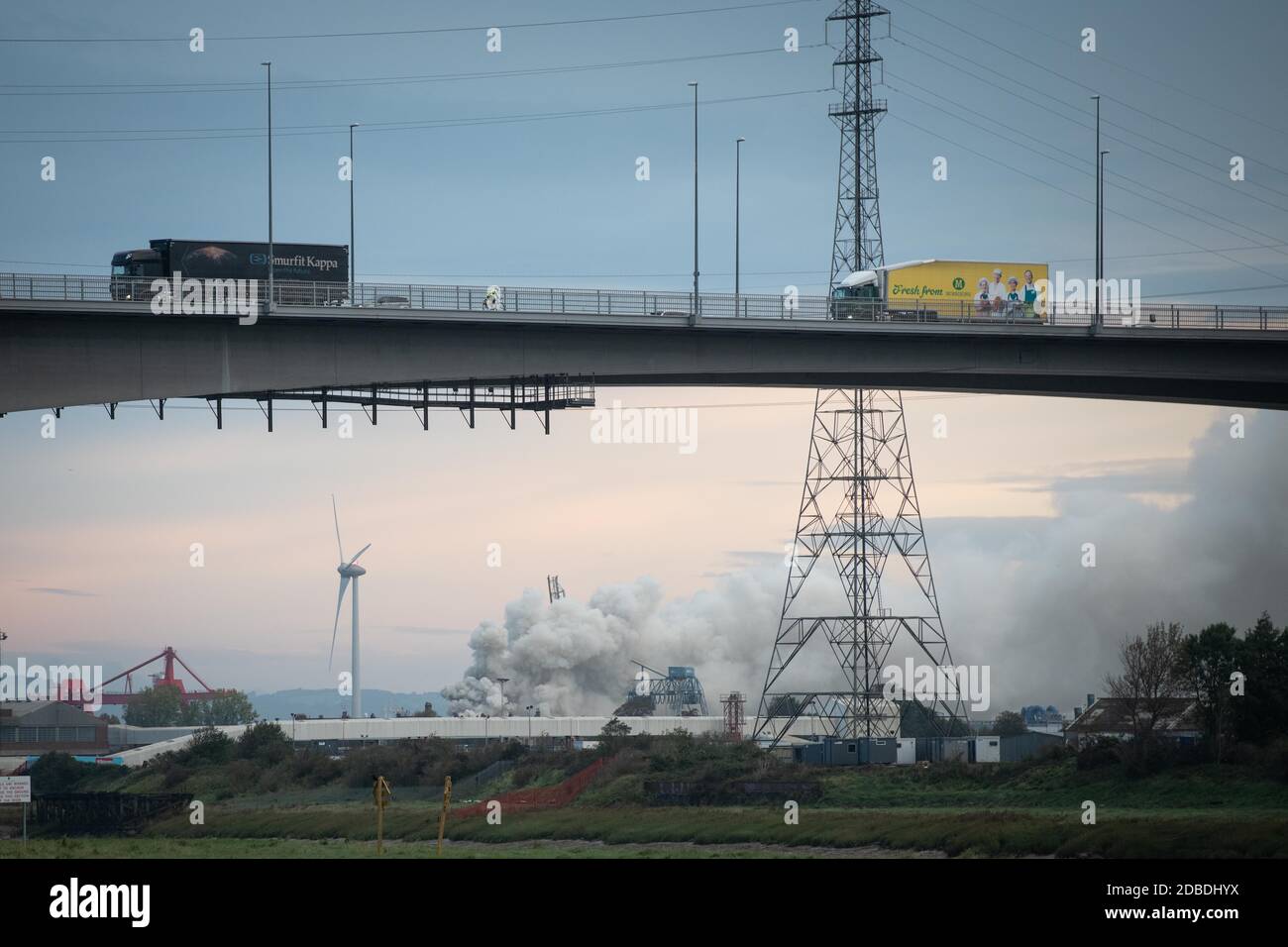 Avonmouth Docks, Bristol, Großbritannien. Oktober 2020. Der Verkehr geht an der Autobahnbrücke M5 bei Avonmouth vorbei, während ein großes Feuer Rauch durch das Gebiet wabert. Stockfoto
