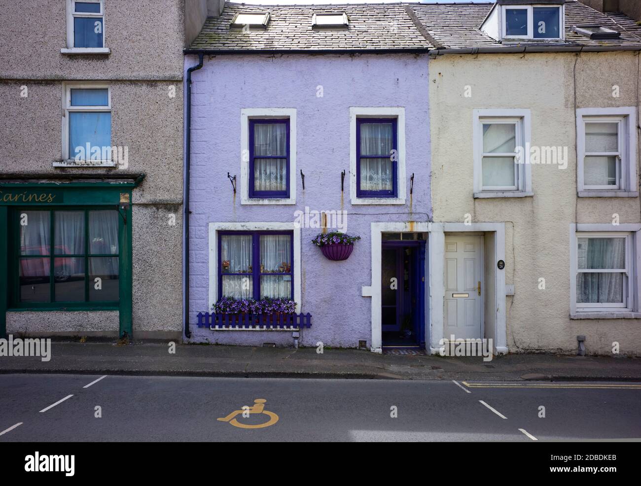 Ein typisches Manx Reihenhaus im Zentrum von Peel, Isle of man Stockfoto