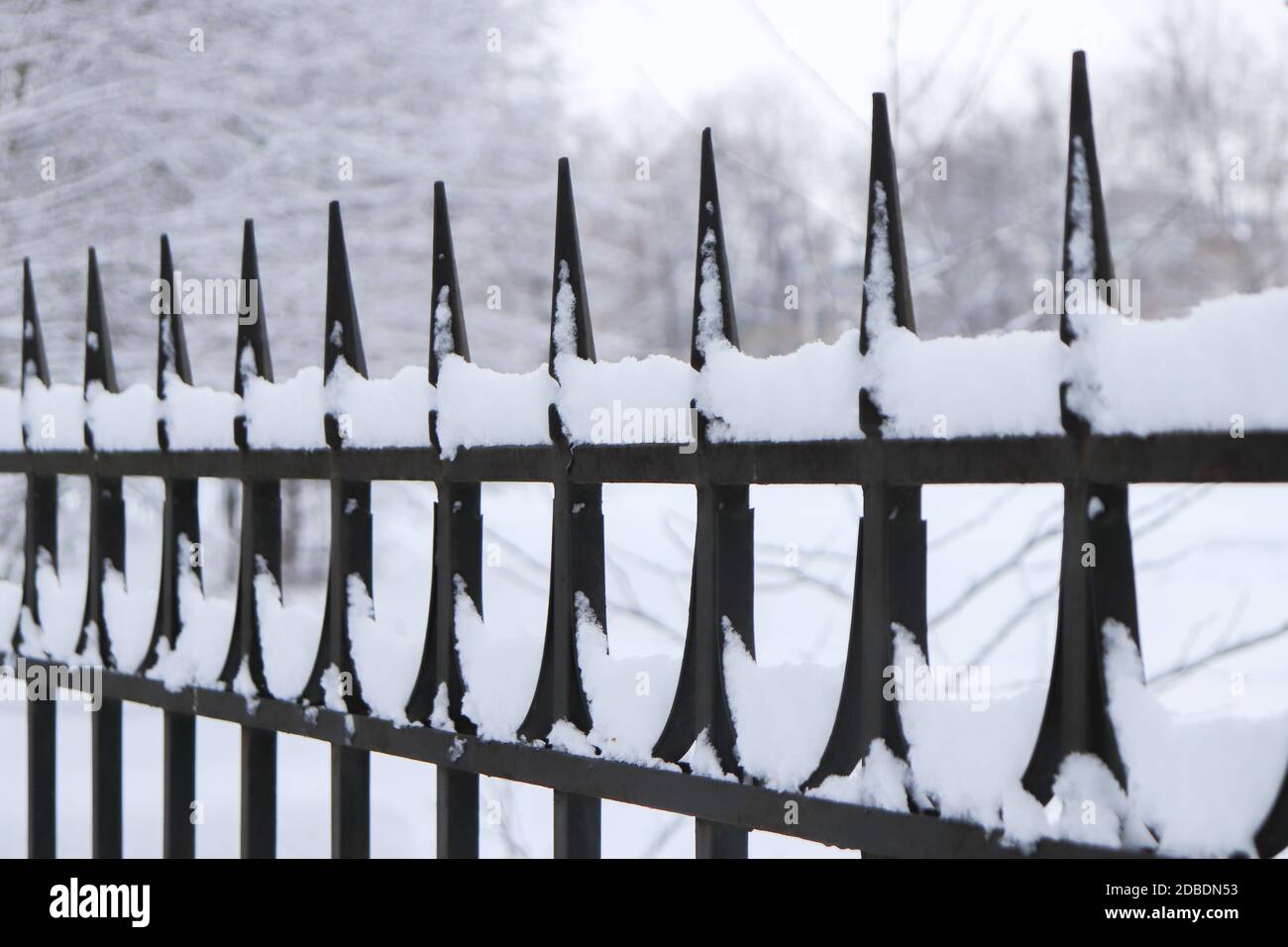 Metall Gusseisen Zaun unter dem Schnee. Stockfoto
