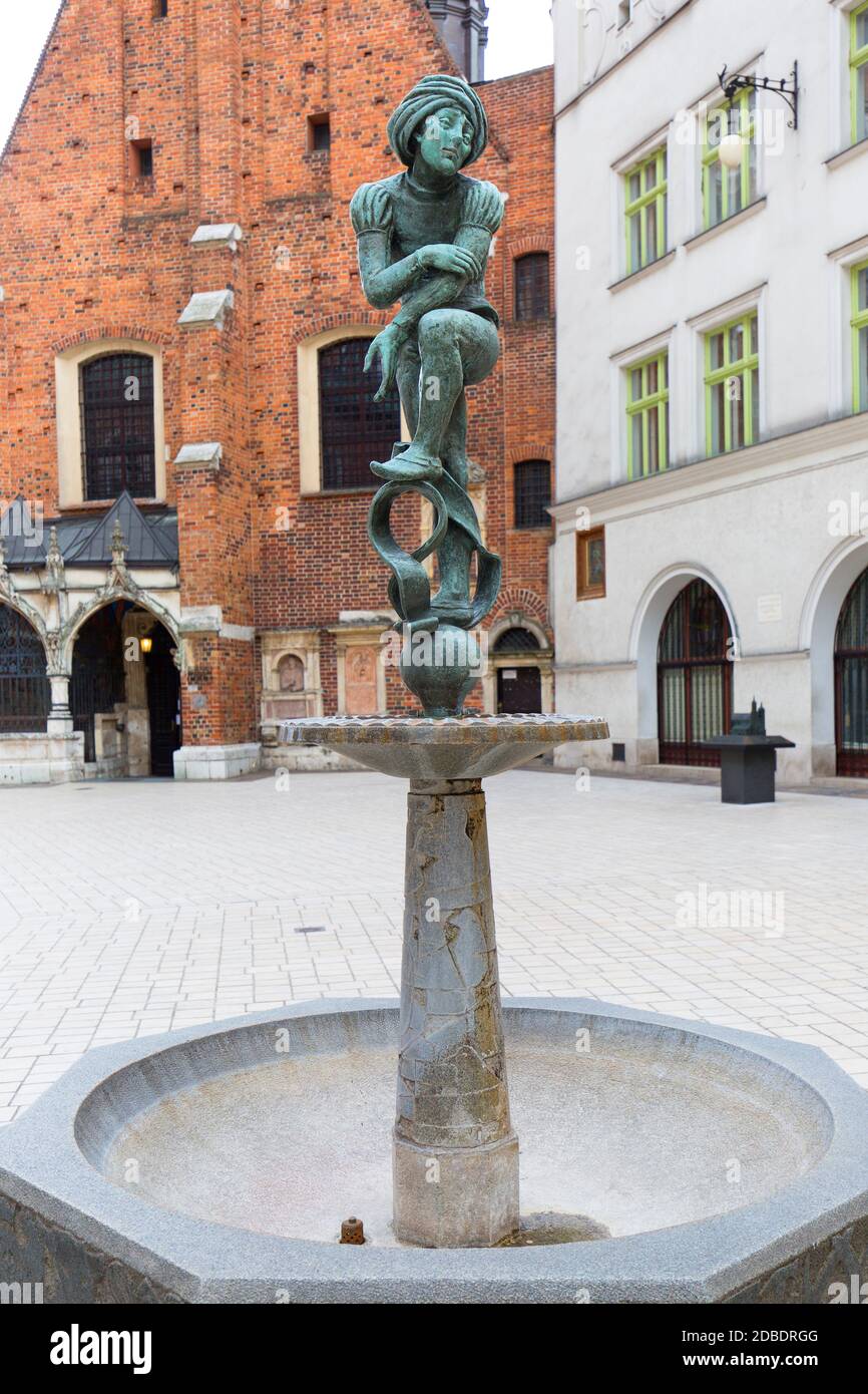 Krakau; Polen - 2. Mai 2020: Figurenschüler, Kopie der Form vom Altar von Veit Stoss, Brunnen auf dem Platz der Heiligen Maria Stockfoto