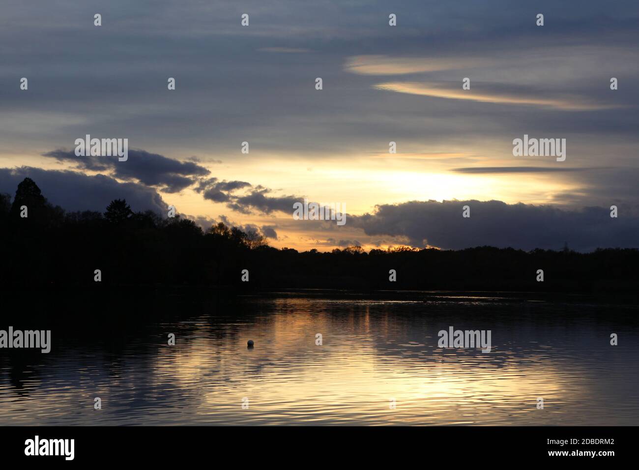 Sonnenuntergang über dem See mit Reflexionen im Wasser Stockfoto