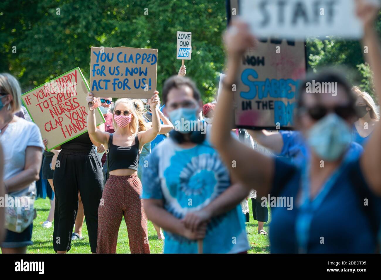 Bristol, Großbritannien. August 2020. Hunderte von NHS-Mitarbeitern, Hilfskräfte und Well Wisher versammeln sich in Bristol, um an einer Nurses United Demonstration teilzunehmen Stockfoto