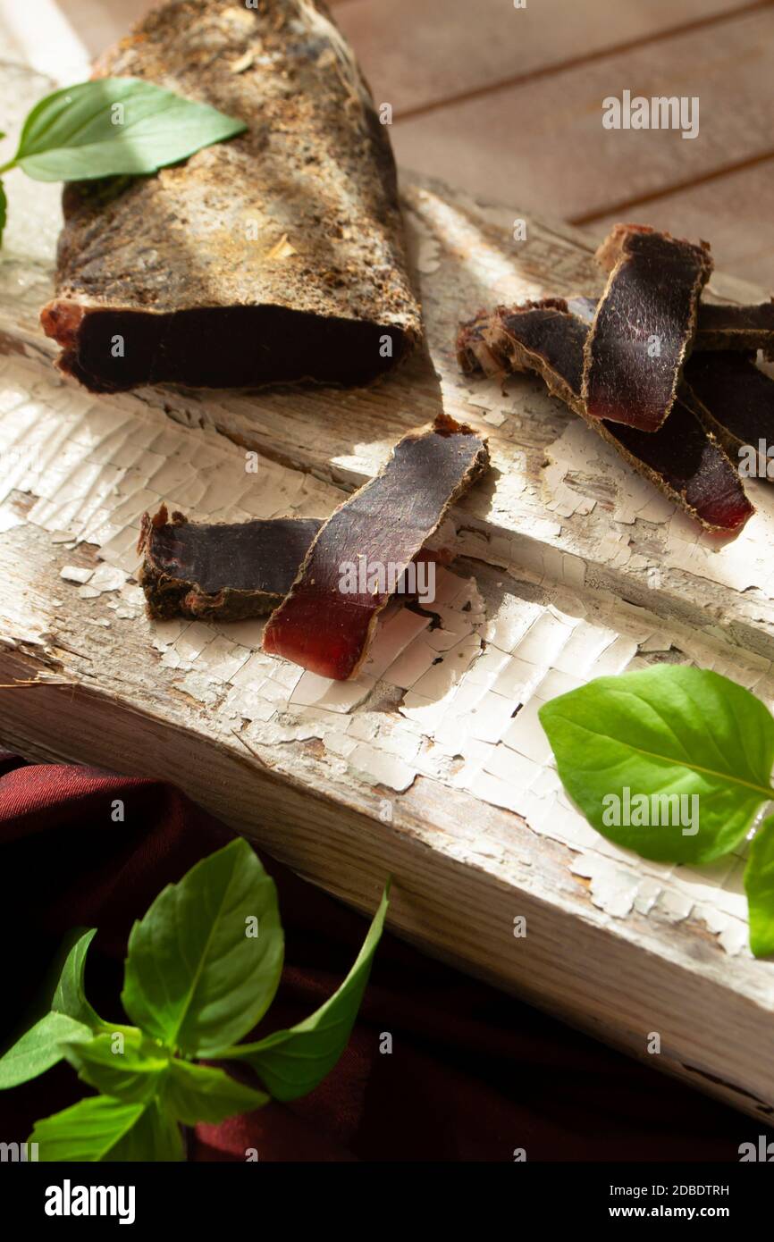 Rucken Fleisch, Wild trockenes Fleisch auf einem rustikalen Tisch,  vertikale Bild Stockfotografie - Alamy